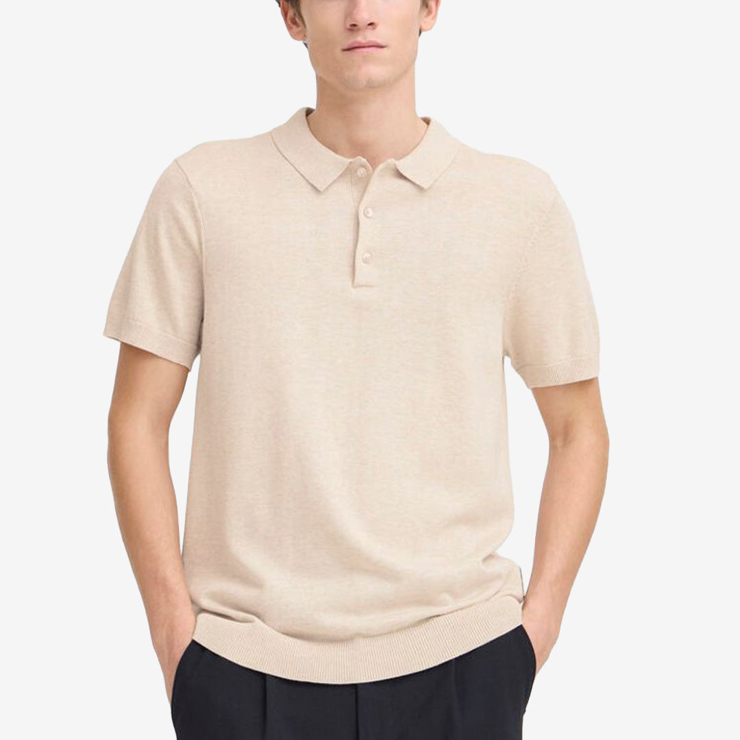 CFBELLS SS Polo Knit i färgen Summer Sand Melange i stickad bomulls- och lyocellblandning