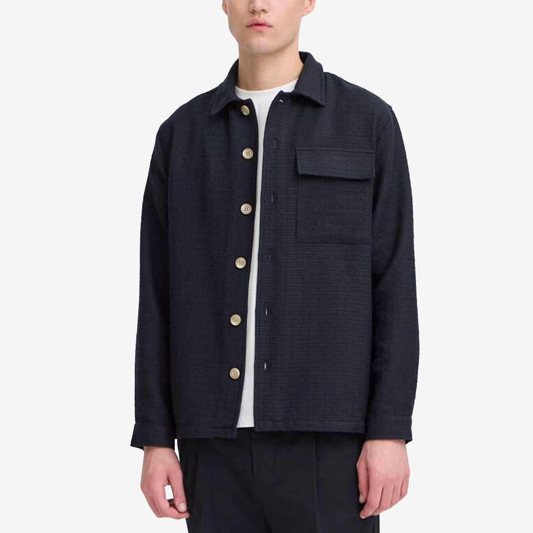 CFMATT Structured Overshirt i färgen Dark Navy med strukturerad yta