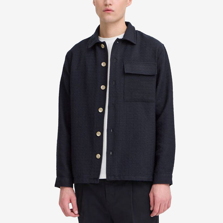CFMATT Structured Overshirt i färgen Dark Navy med strukturerad yta