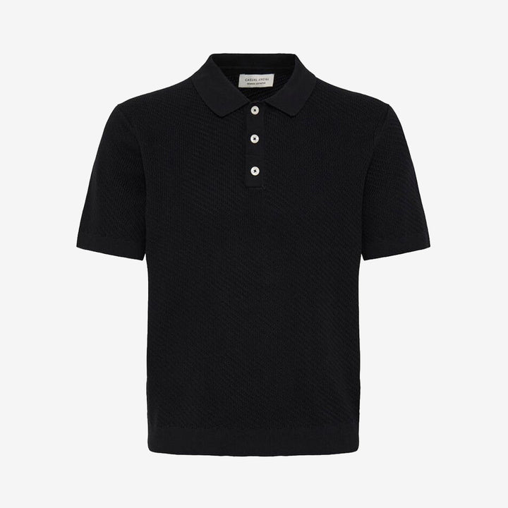 CFISAKSSON SS Polo Knit i färgen Dark Navy, kortärmad och klassisk design