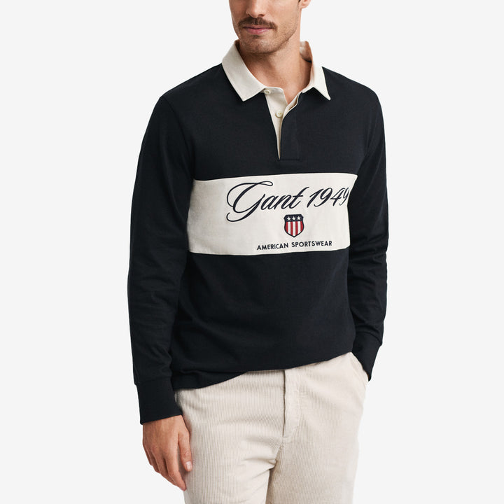 Gant Blocked Heavy Rugger i svart med färgblock på bröstet och Gant-grafikbroderi