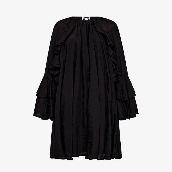 Svart volangklänning med vida ärmar och knytning i nacken, CMNORMA-DRESS i färgen Black.

