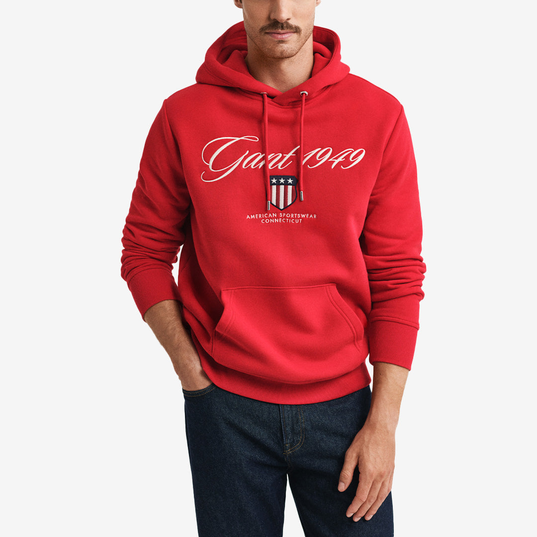 Gant Graphic Hoodie i Ruby Red med huva, kangarficka och bröstbroderi