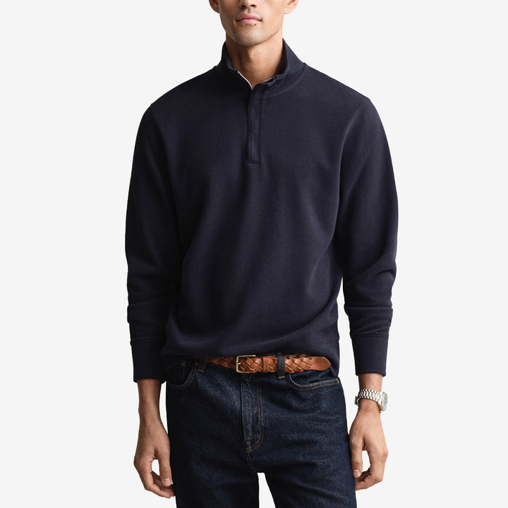 Tröja från Gant i 100 % bomull i färgen evening blue med halvdragkedjekrage och läderdetaljer