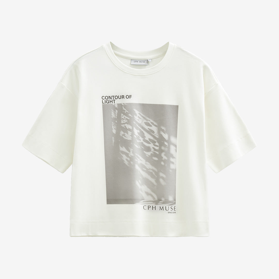 CMMUSE-tee i Jet Stream med svart tryck och rundad hals