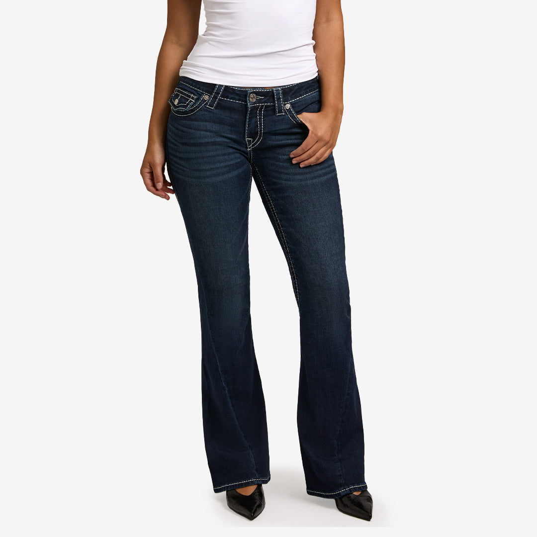 True Religion Joey LR Flare Big T jeans i Stone Fox från kollektion med Tilda Törnqvist