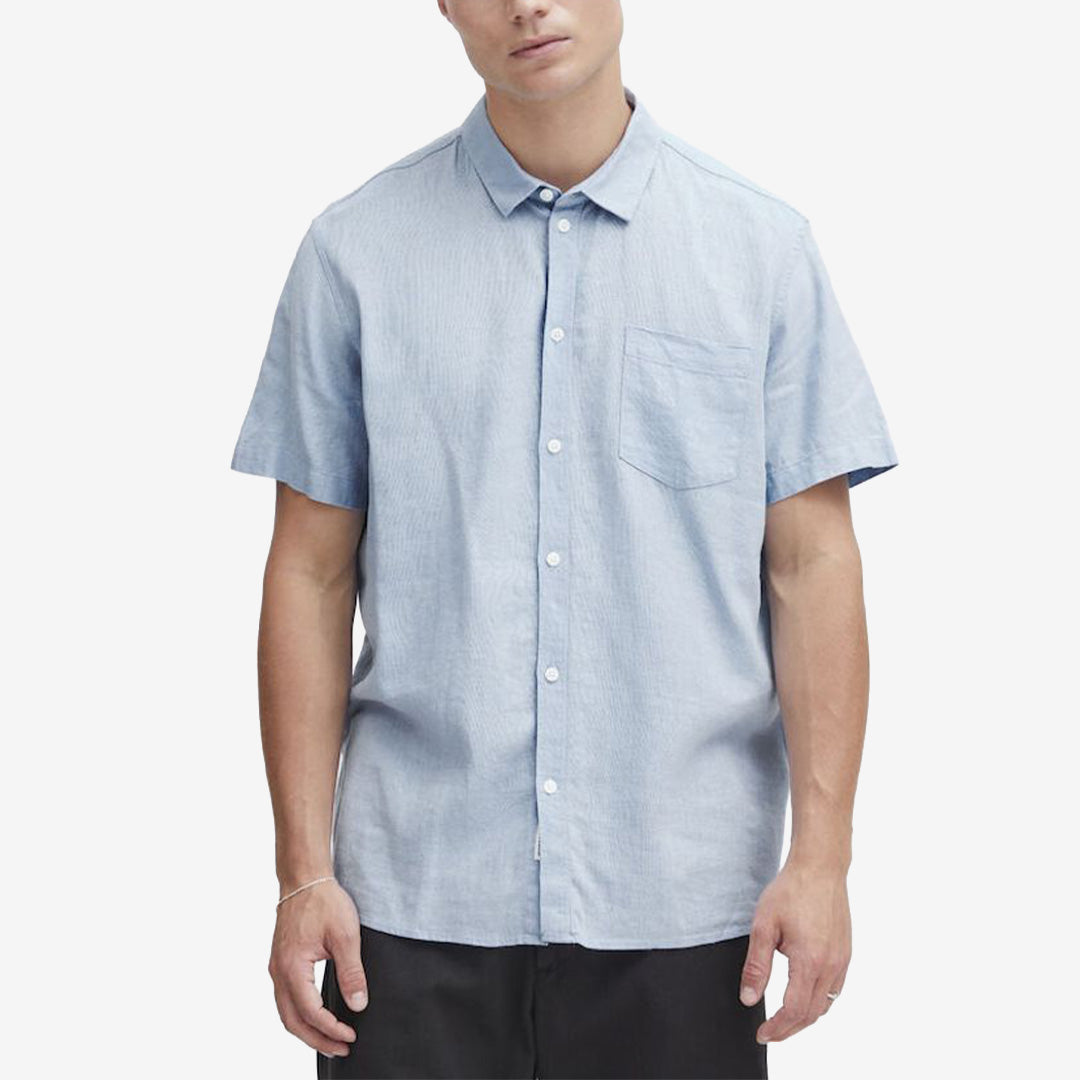 Kortärmad skjorta från Solid i Chambray Blue med bröstficka och linblandning