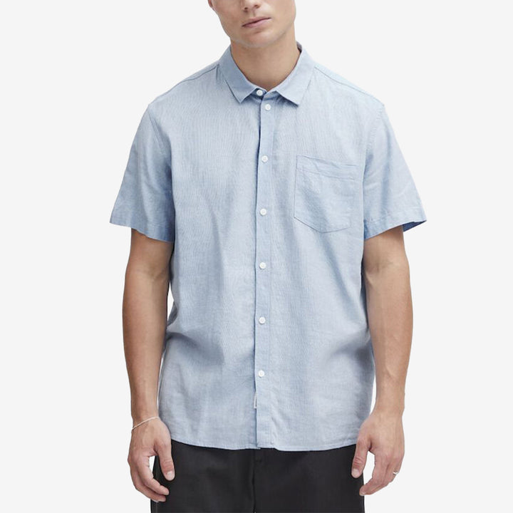 Kortärmad skjorta från Solid i Chambray Blue med bröstficka och linblandning
