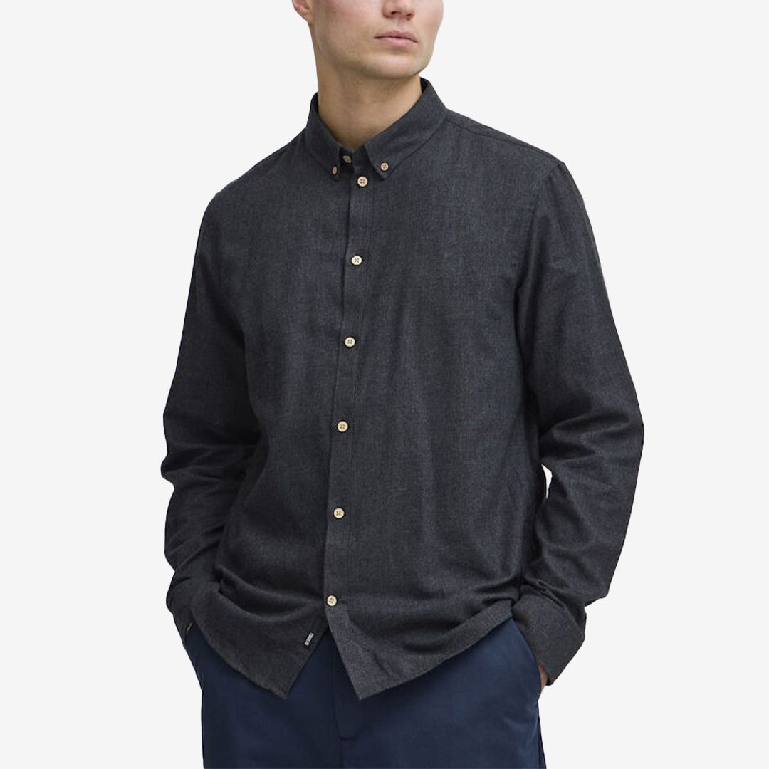 SDPete SH skjorta i färgen True Black Melange, långärmad svart melerad herrskjorta i bomull och polyester
