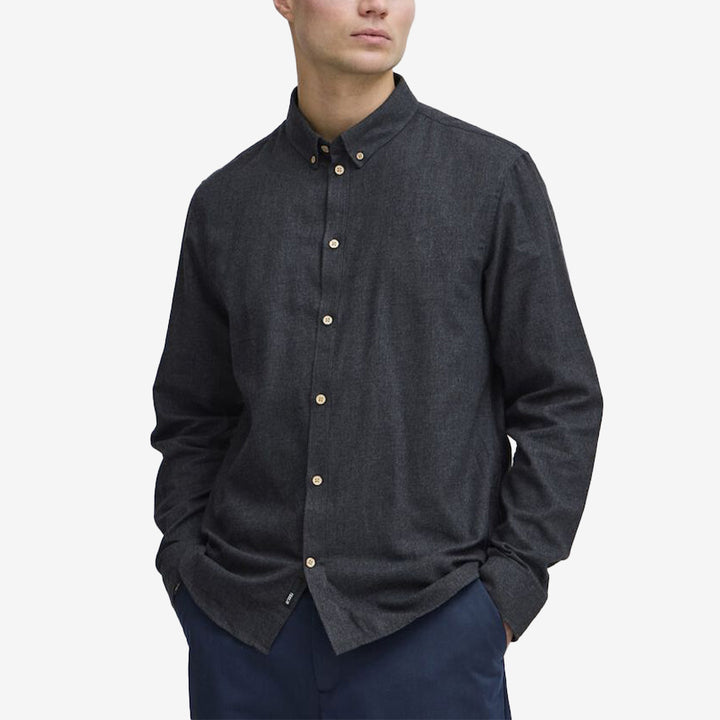 SDPete SH skjorta i färgen True Black Melange, långärmad svart melerad herrskjorta i bomull och polyester