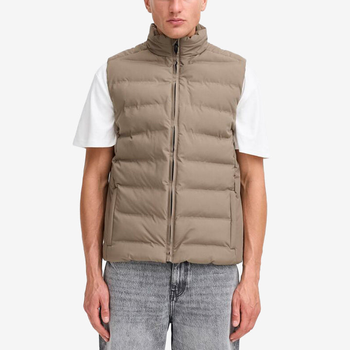 Solid SDMilas Vest väst för herr i Bungee Cord med modern och funktionell design.