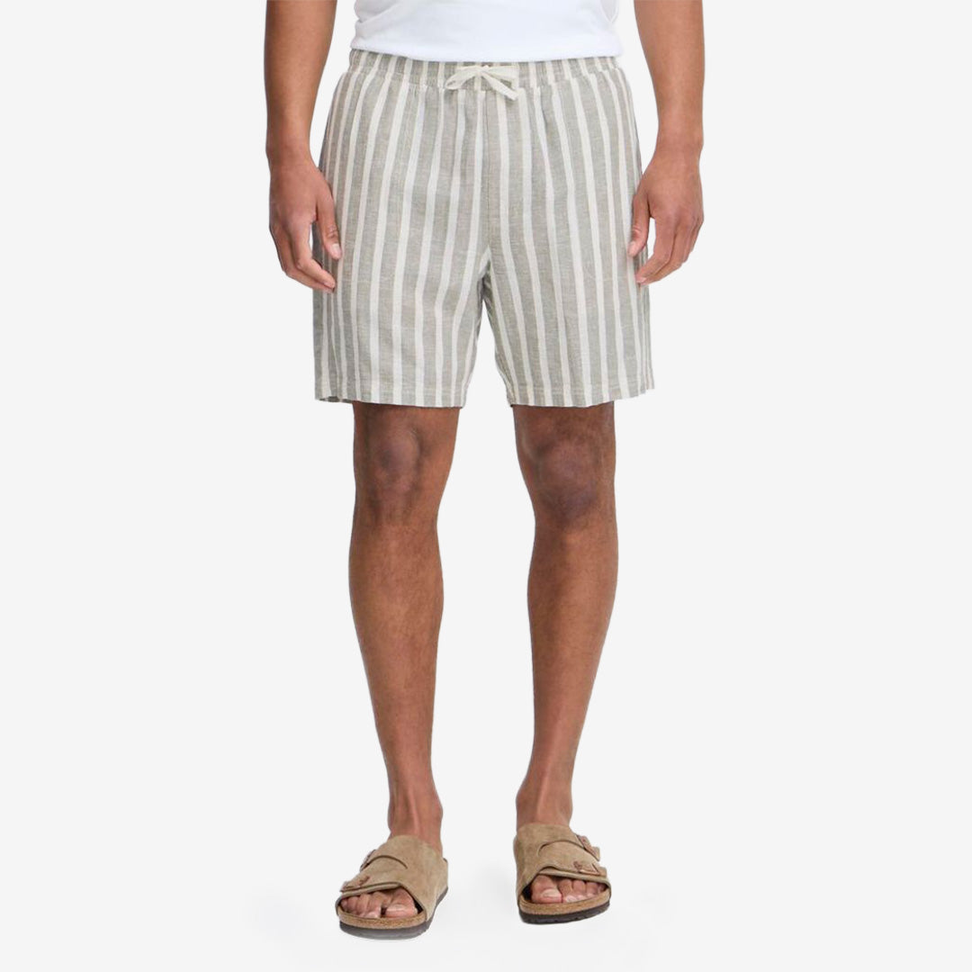 SDFried Shorts i Vetiver från Solid med resår i midjan och lös passform i lin- och viskosblandning