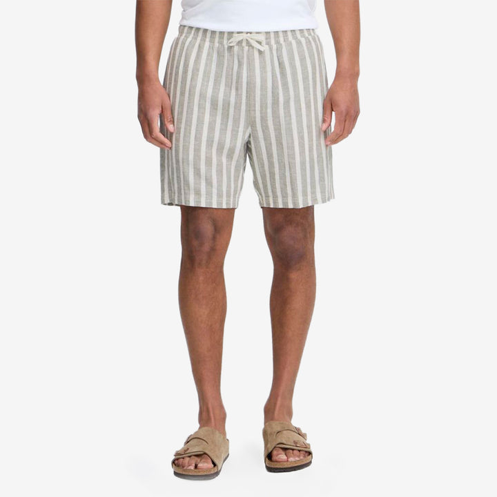 SDFried Shorts i Vetiver från Solid med resår i midjan och lös passform i lin- och viskosblandning