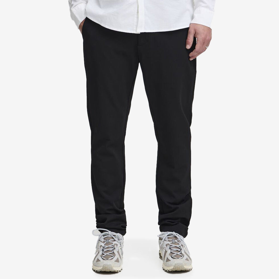 Pants TOFrederic i färgen Black, svarta herrbyxor med dressad look och stretch