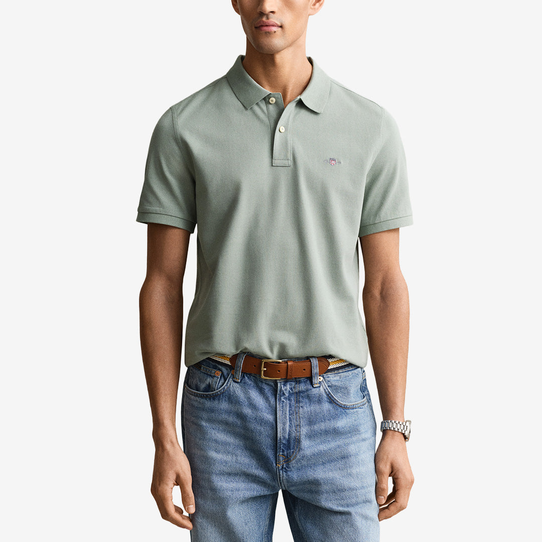 Kortärmad piqué polo från Gant i färgen ceramic grey med regular fit och broderad sköld på bröstet