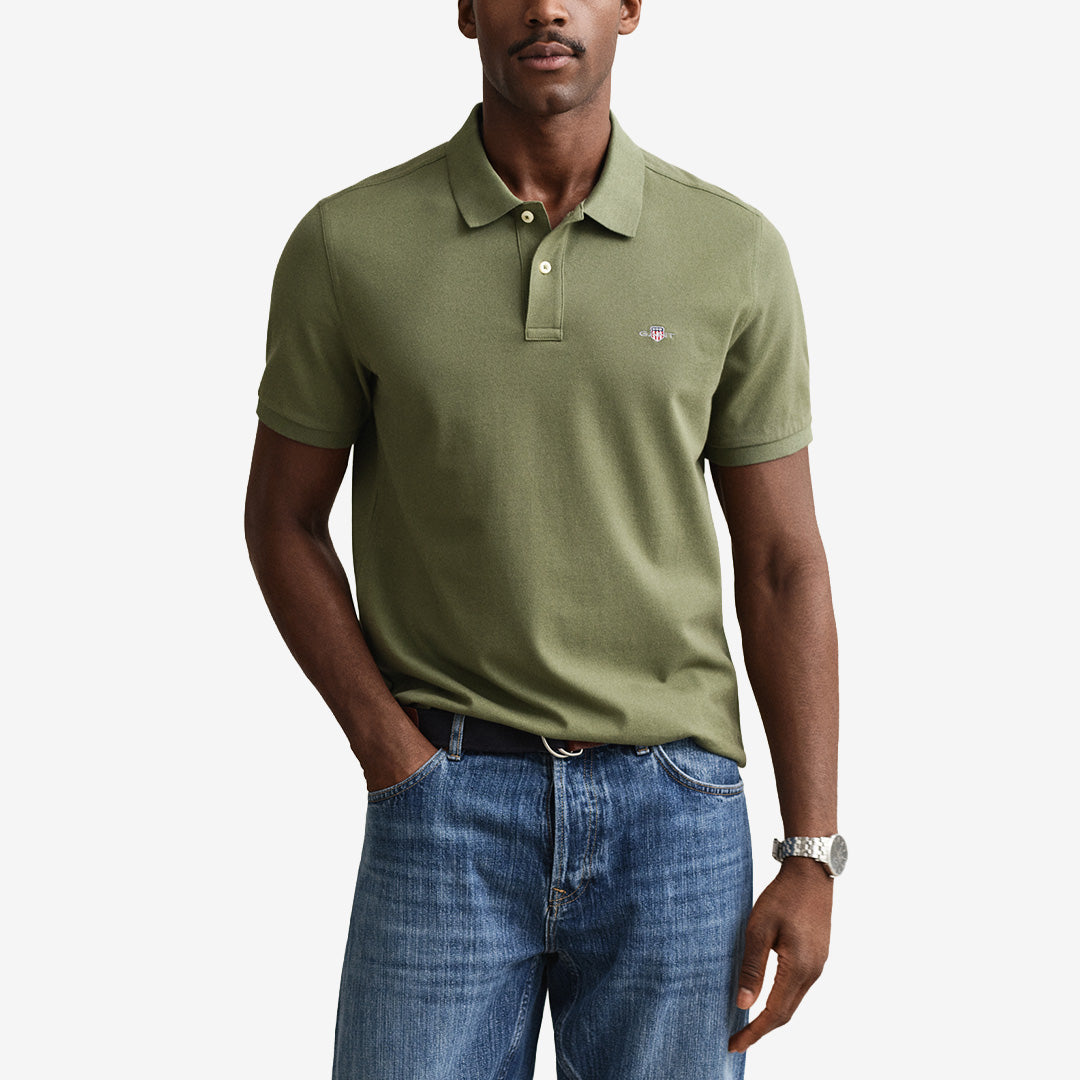 Kortärmad piqué polo från Gant i färgen dry herb green med regular fit och broderad sköld på bröstet