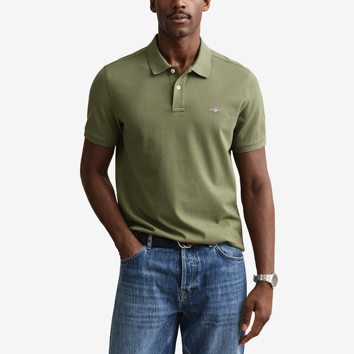 Kortärmad piqué polo från Gant i färgen dry herb green med regular fit och broderad sköld på bröstet