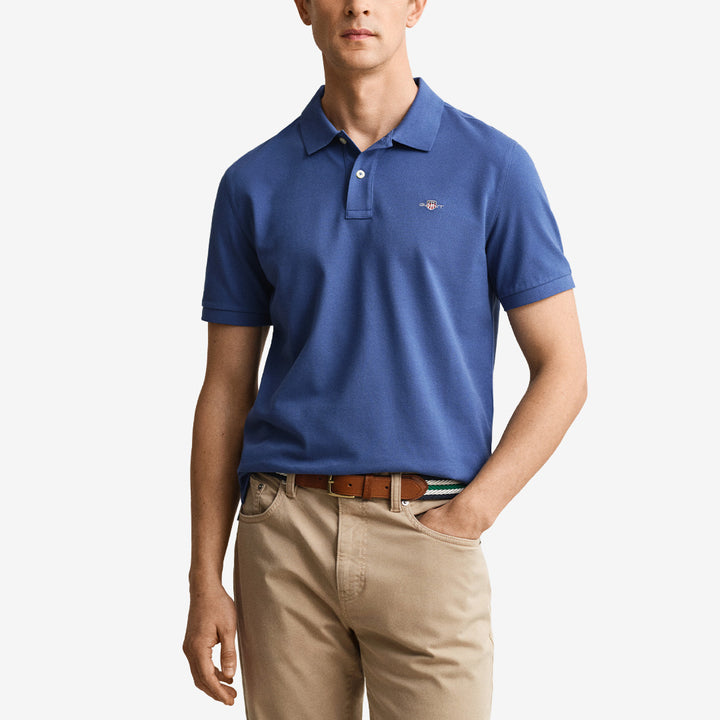 Kortärmad piqué polo från Gant i färgen vintage blue med regular fit och broderad sköld på bröstet