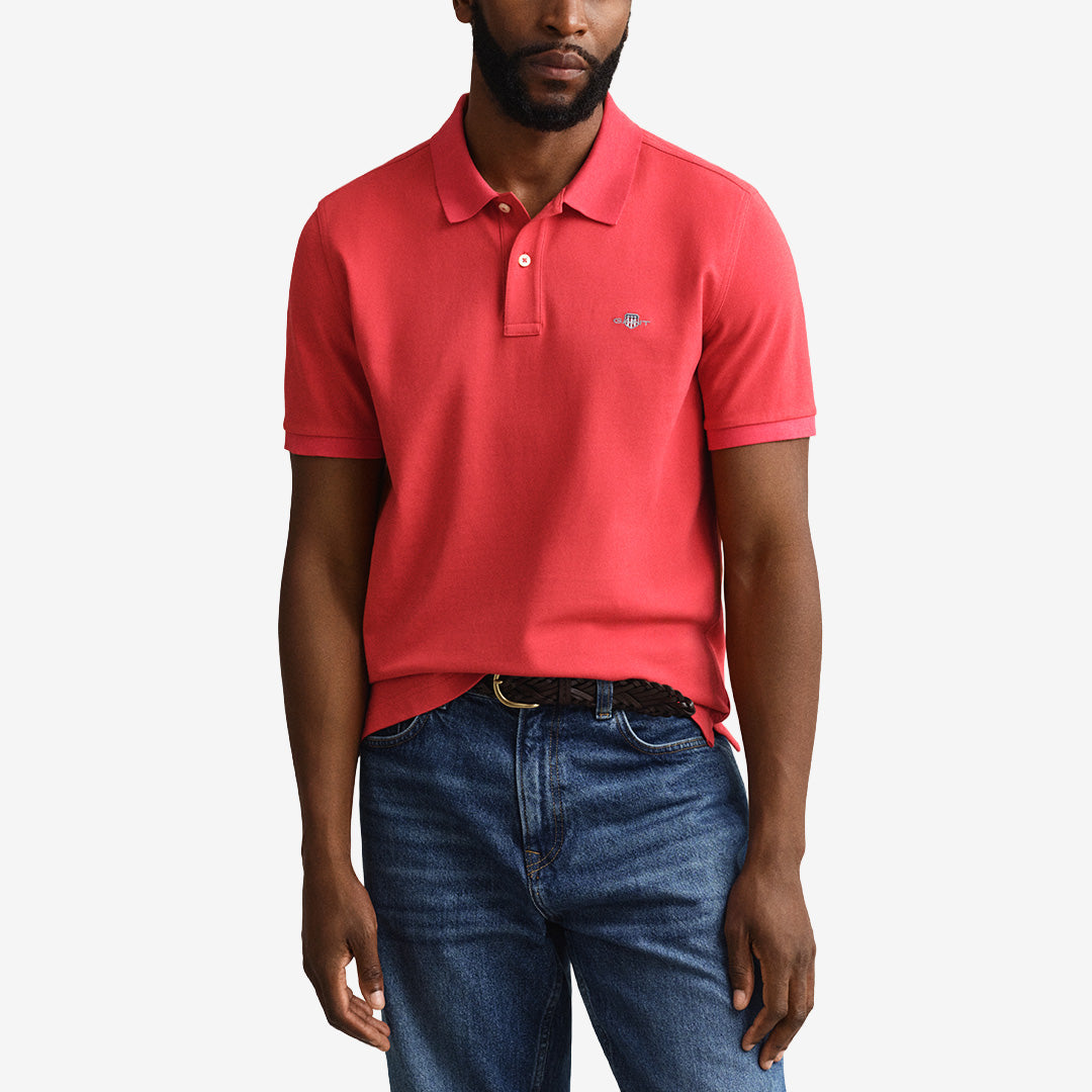 Kortärmad piqué polo från Gant i färgen rose red med regular fit och broderad sköld på bröstet