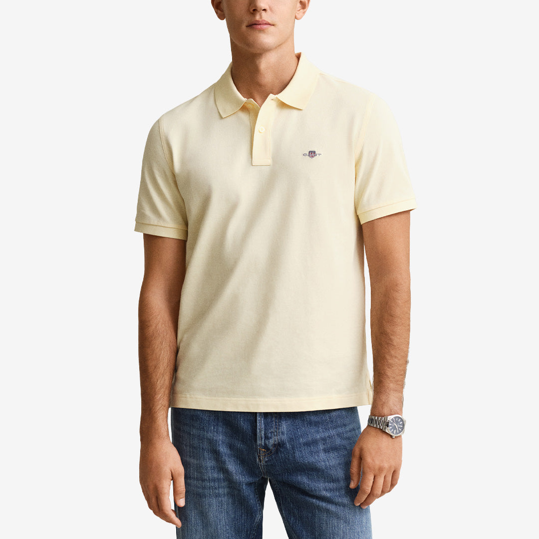 Kortärmad piqué polo från Gant i färgen vanilla yellow med regular fit, flatknitted krage och broderad sköld på bröstet