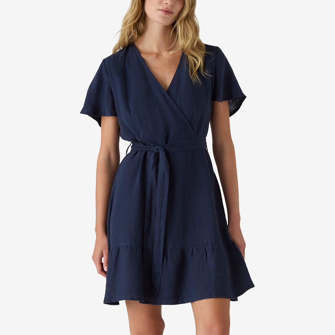 Mörkblå V-ringad linneklänning från Lexington med skärp i midjan