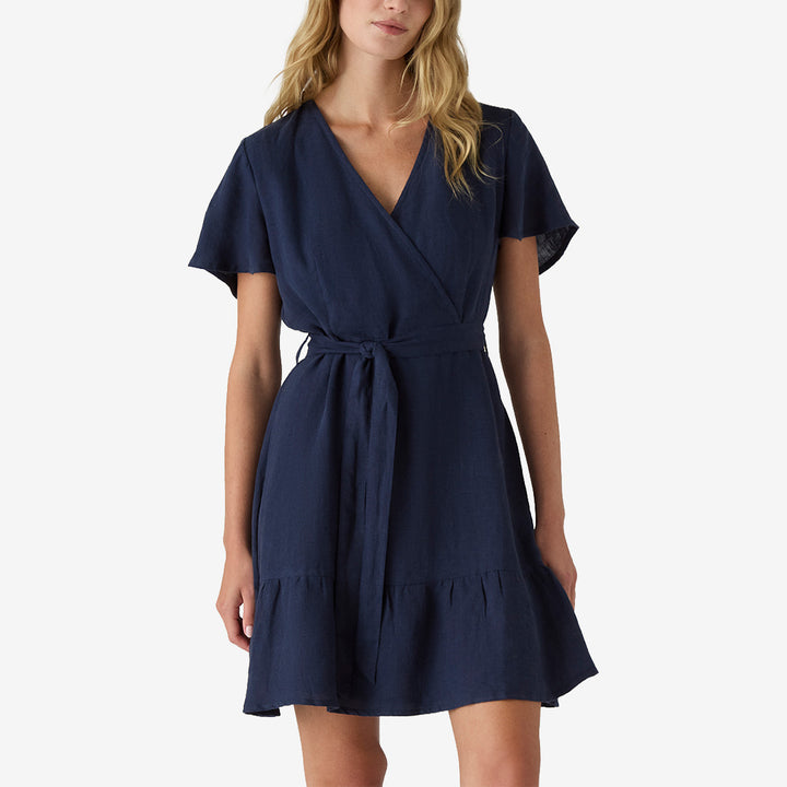 Mörkblå V-ringad linneklänning från Lexington med skärp i midjan