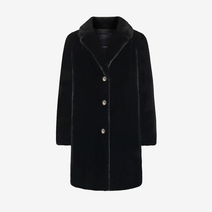 Babette Coat från Rock & Blue – svart kappa i fuskpäls med knappar och slagkrage

