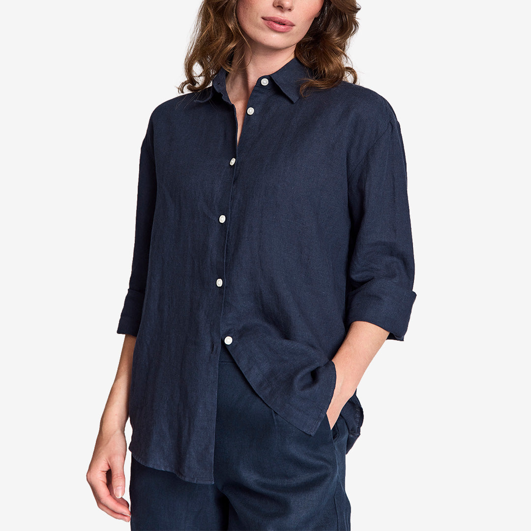 Navy linneskjorta Marietta i 74% linne och 26% bomull med regular fit