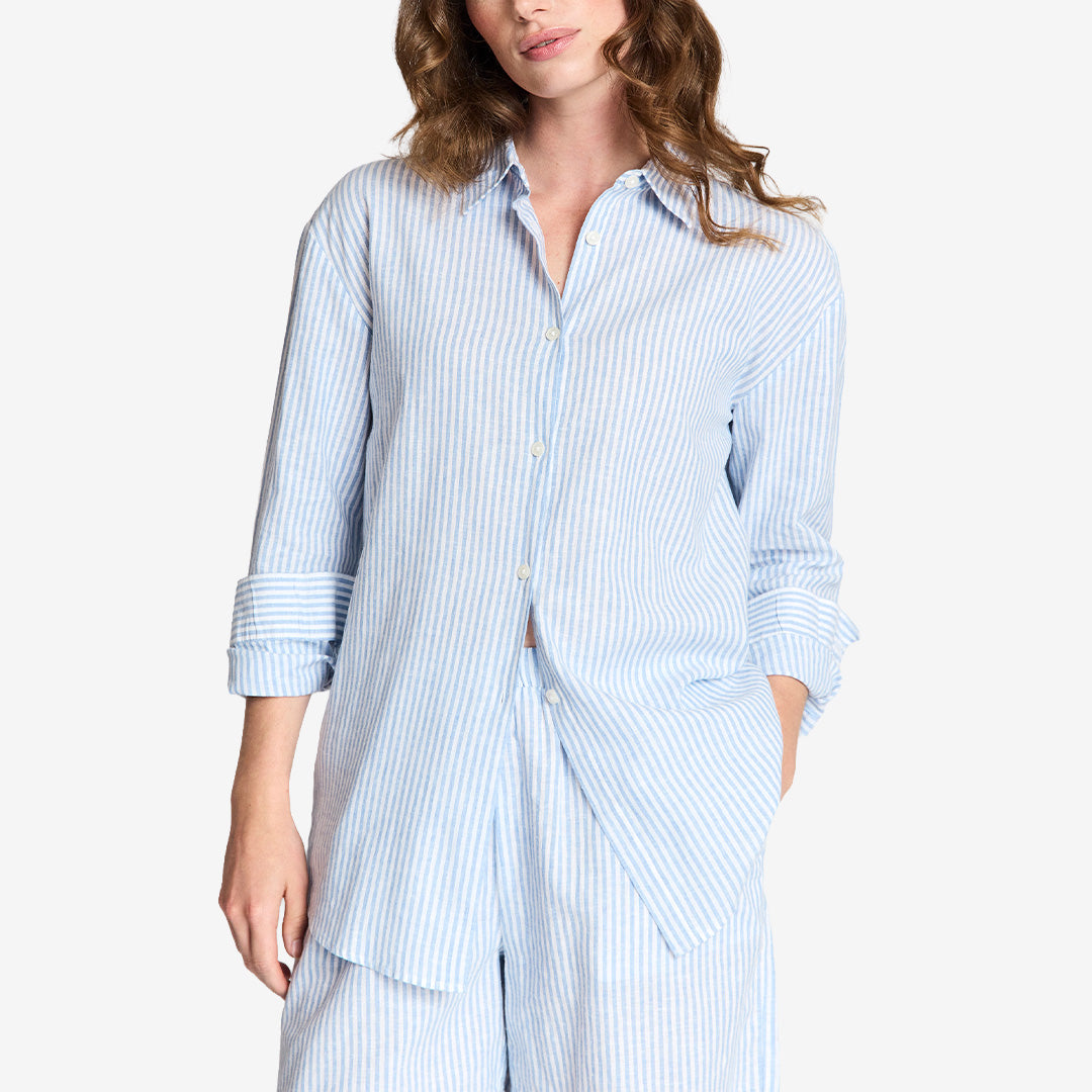 Ljusblå/vit linneskjorta Marietta i 55% linne och 45% bomull med regular fit