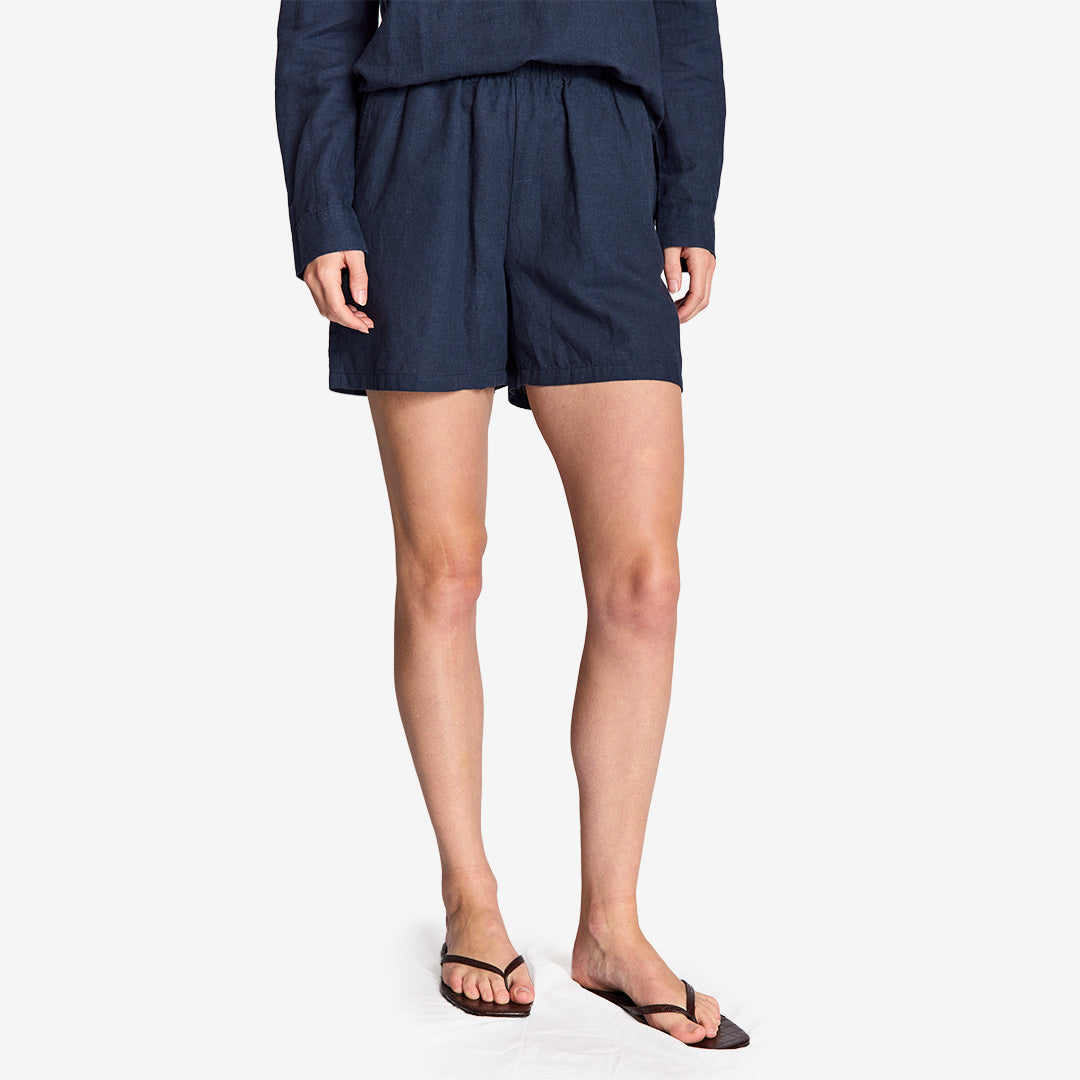 Navy shorts Oriana i 74% linne och 26% bomull med regular fit