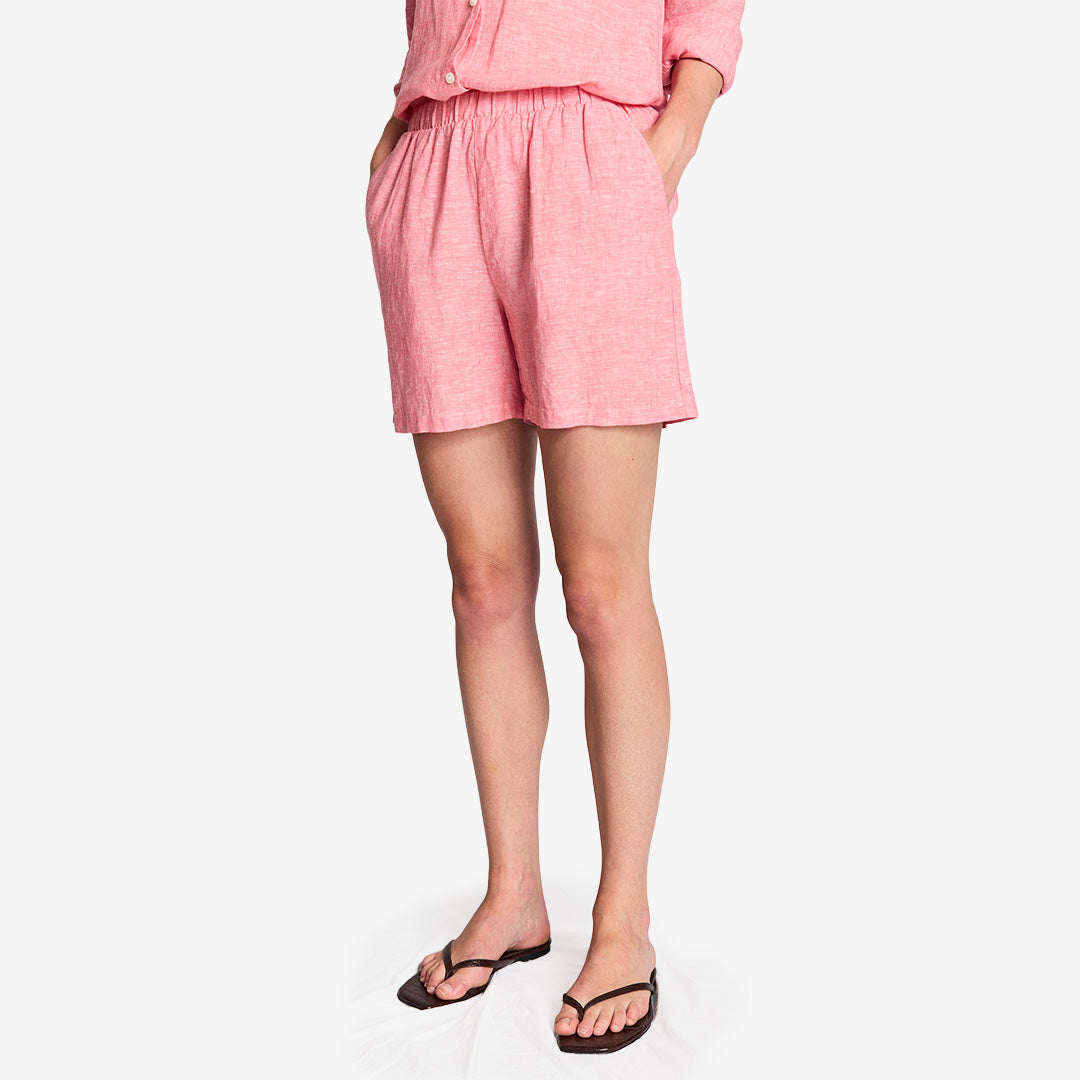 Rosa shorts Oriana i 72% linne och 28% bomull med regular fit