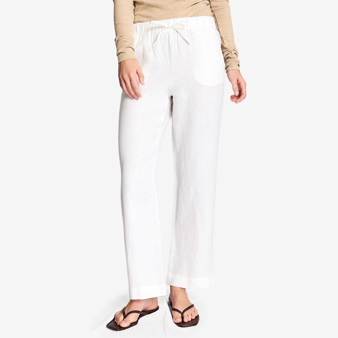 Vita casual byxor Betty i 100% linne med dragsko och framfickor