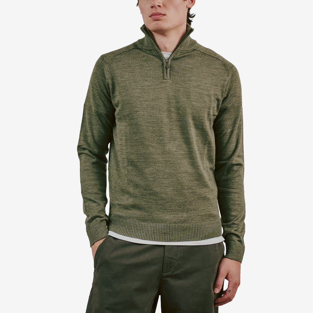 Bruun & Stengade BS Pelle Regular Fit Knitwear för herr i Olive, stickad tröja med rund hals och klassisk passform.