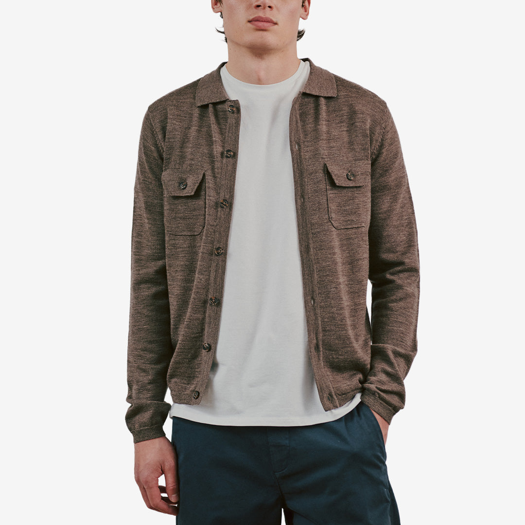 Bruun & Stengade BS Zaouma Regular Fit Overshirt för herr i Dark Brown, tillverkad i 100% extra fin merinoull med klassisk krage och knappstängning.