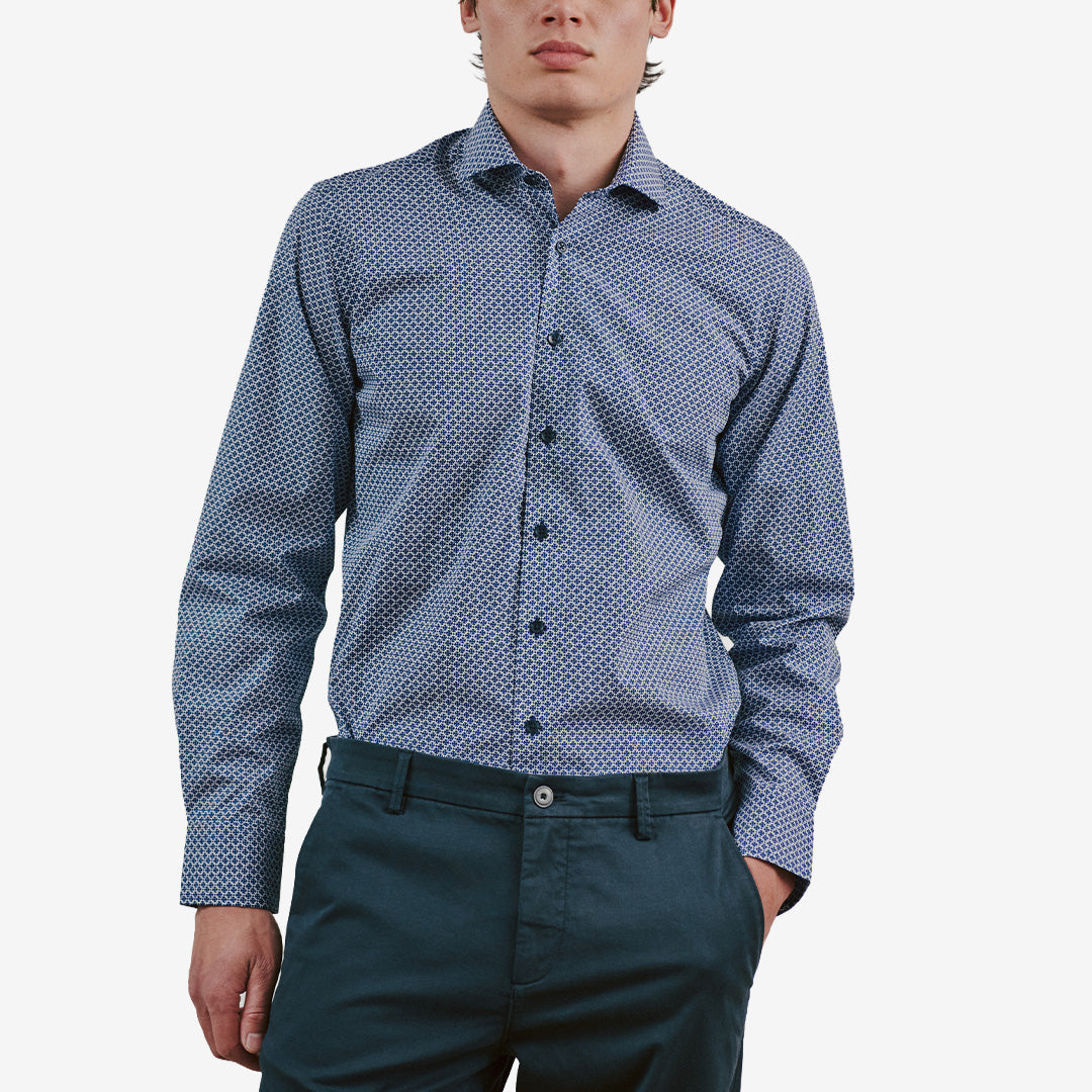 Bruun & Stengade BS Lemie Modern Fit skjorta för herr i Navy med klassisk krage, knappstängning och bekväm passform.