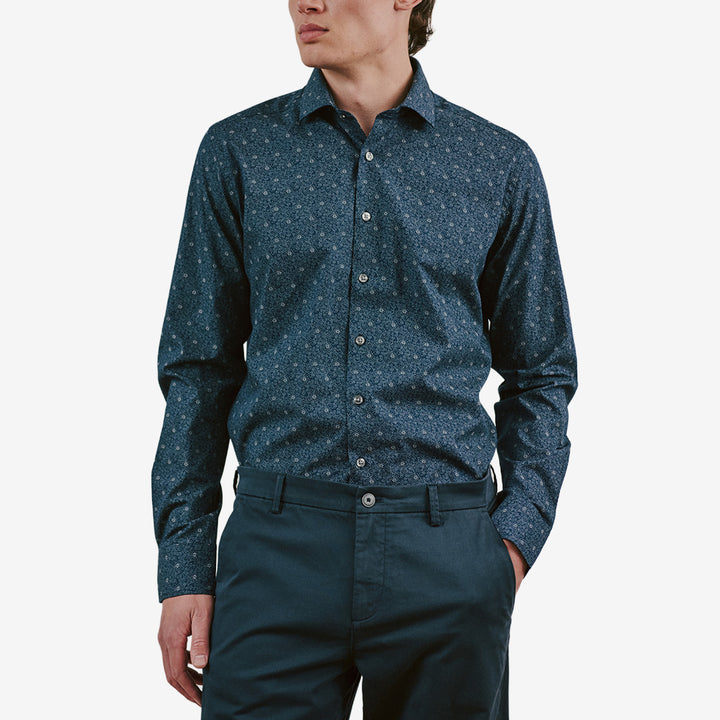 Bruun & Stengade BS Buk Modern Fit skjorta för herr i Navy med klassisk krage, knappstängning och bekväm passform.