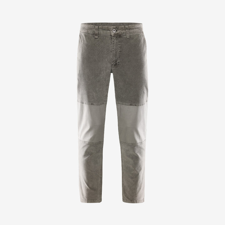 Sail Racing Breeze Corduroy Pants i Oyster med klassisk manchesterstruktur, stretch och praktiska fram- och bakfickor.