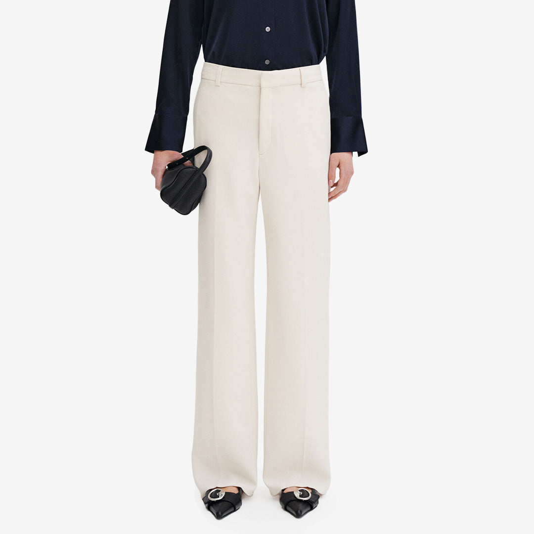 Filippa K Hutton Trousers i Ivory, ljusa byxor med avslappnad passform, låg midja och extra långa ben.