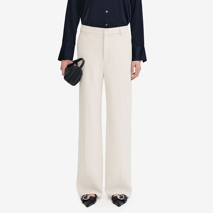 Filippa K Hutton Trousers i Ivory, ljusa byxor med avslappnad passform, låg midja och extra långa ben.