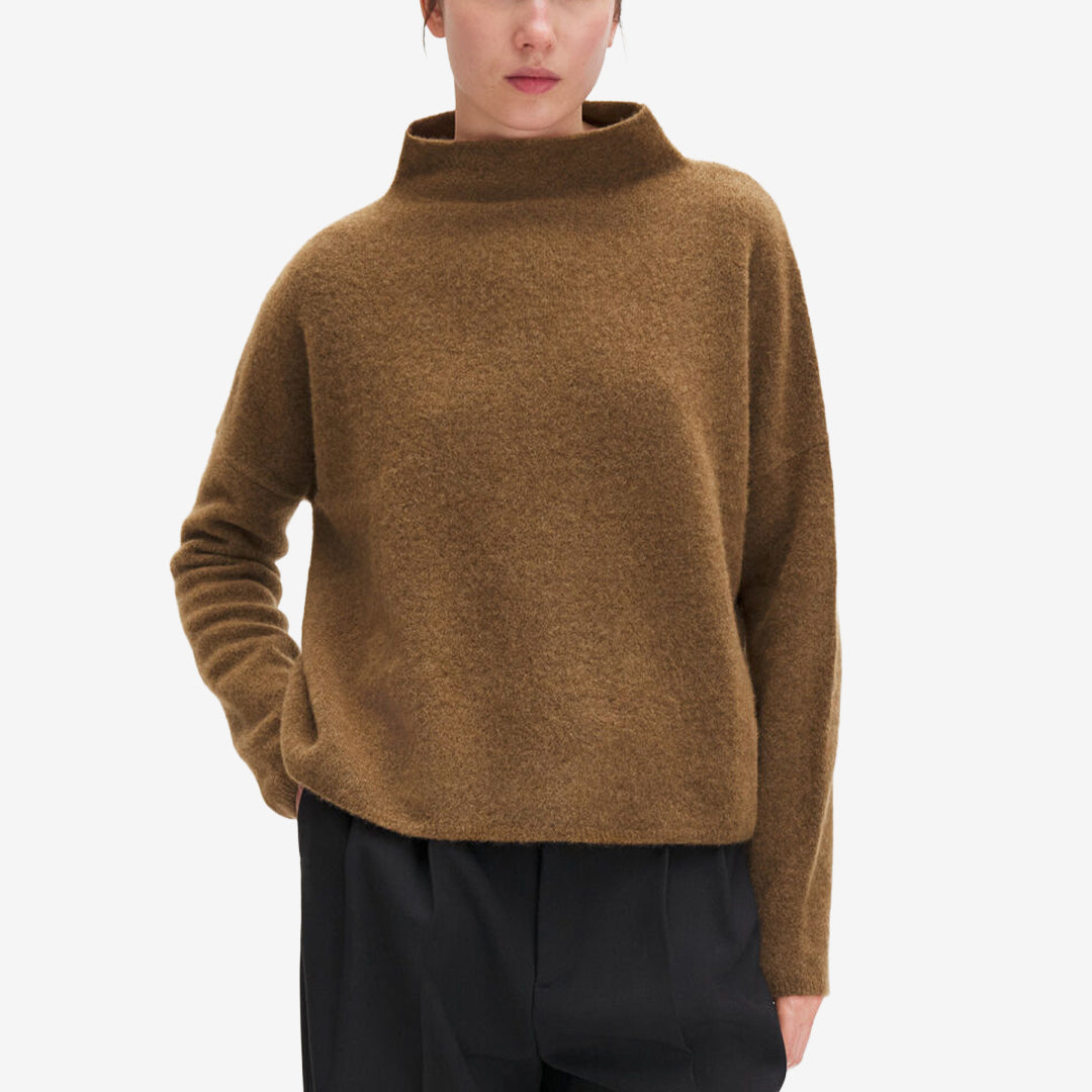 Filippa K Mika Yak Funnelneck Sweater i Golden Brown, exklusiv brun stickad tröja med hög funnelneck-krage och mjuk ull- och yakullsblandning.
