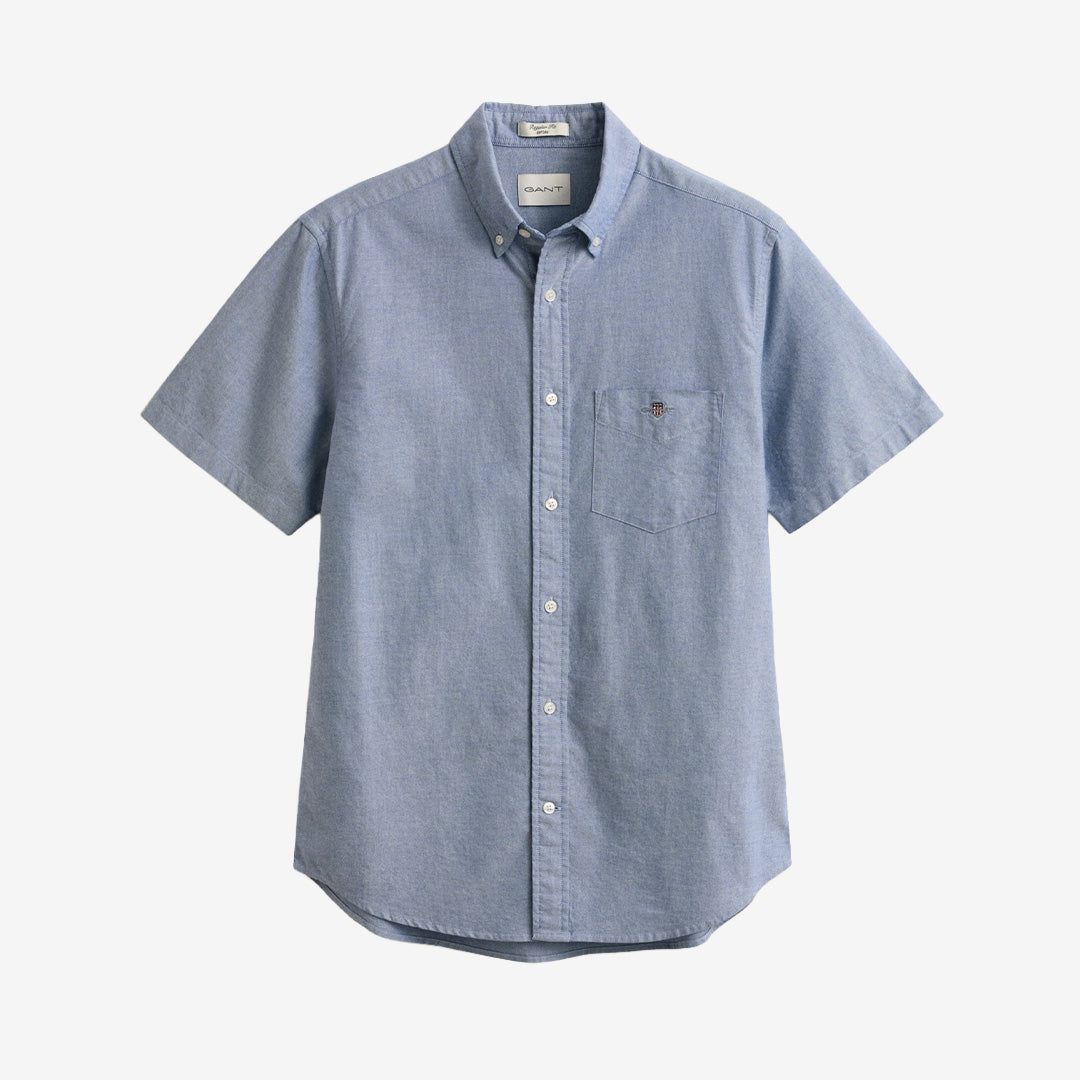 Kortärmad oxfordskjorta från Gant i färgen college blue med button down-krage och broderad logga
