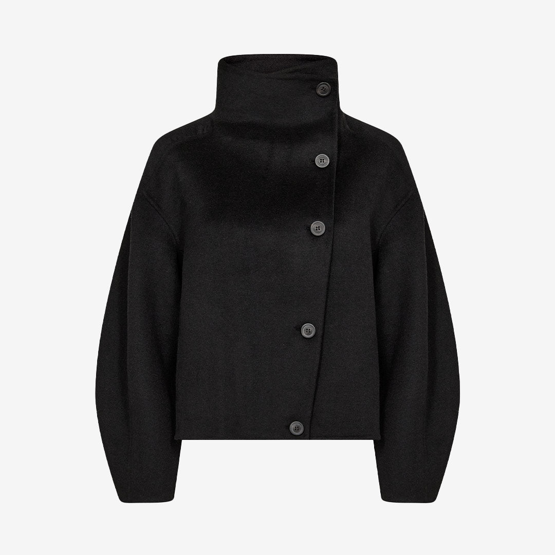 Levete Room hållbart plagg i återvunnen polyester – miljövänlig och stilren design i skandinavisk stil.