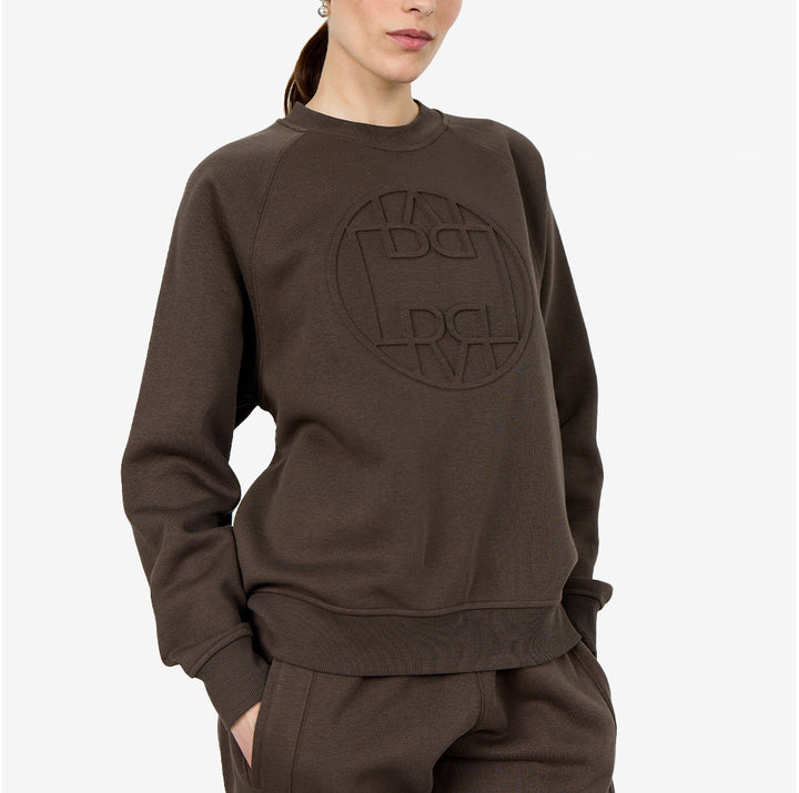 Sweatshirt i färgen Coffee, gjord av ekologisk bomull och återvunnen polyester – modell LR-NUKA