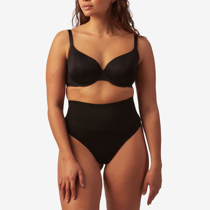 Formande trosa The Everyday Thong Black i svart med lätt kompression och slät passform.