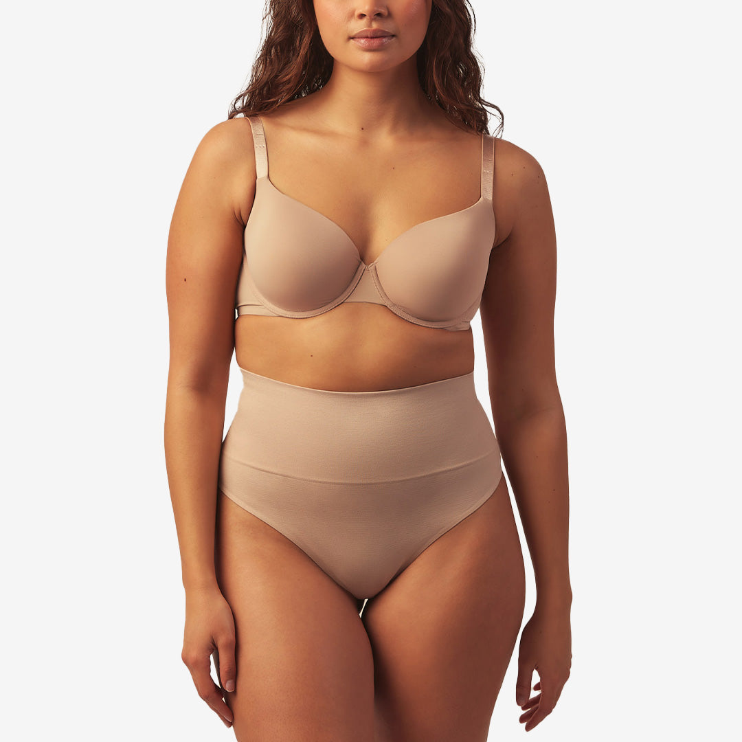 Formande trosa The Everyday Thong Vanillia i vaniljfärg med lätt kompression och slät passform.