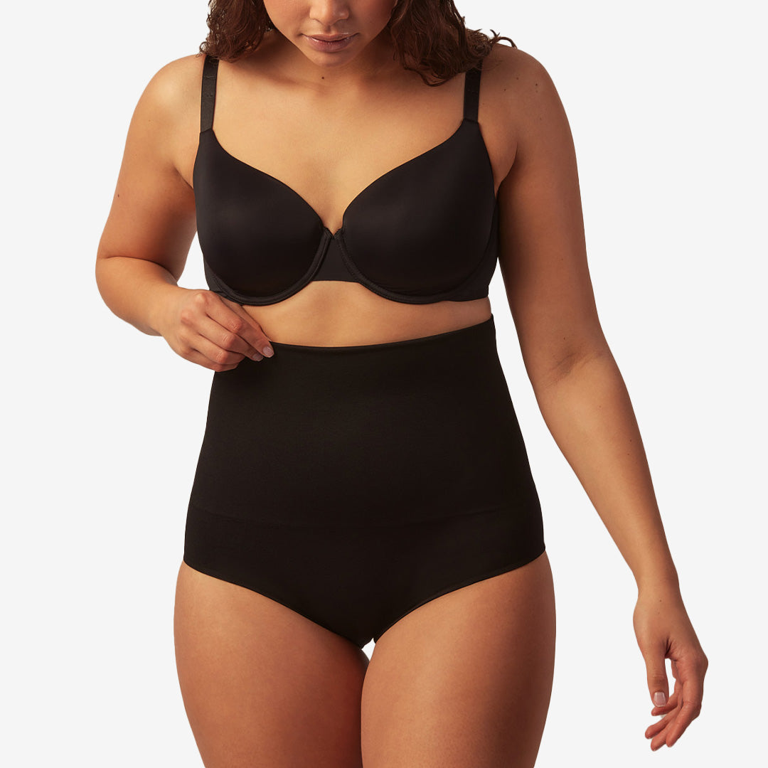 Formande trosor The Everyday Briefs Black i svart med lätt kompression och mjukt magstöd.