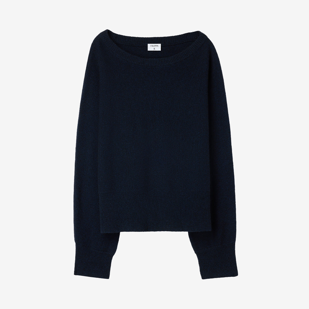 Wool Yak Boatneck Sweater i marinblå färg, stickad tröja i ull- och yakblandning med båtringning och fladdermusärm.