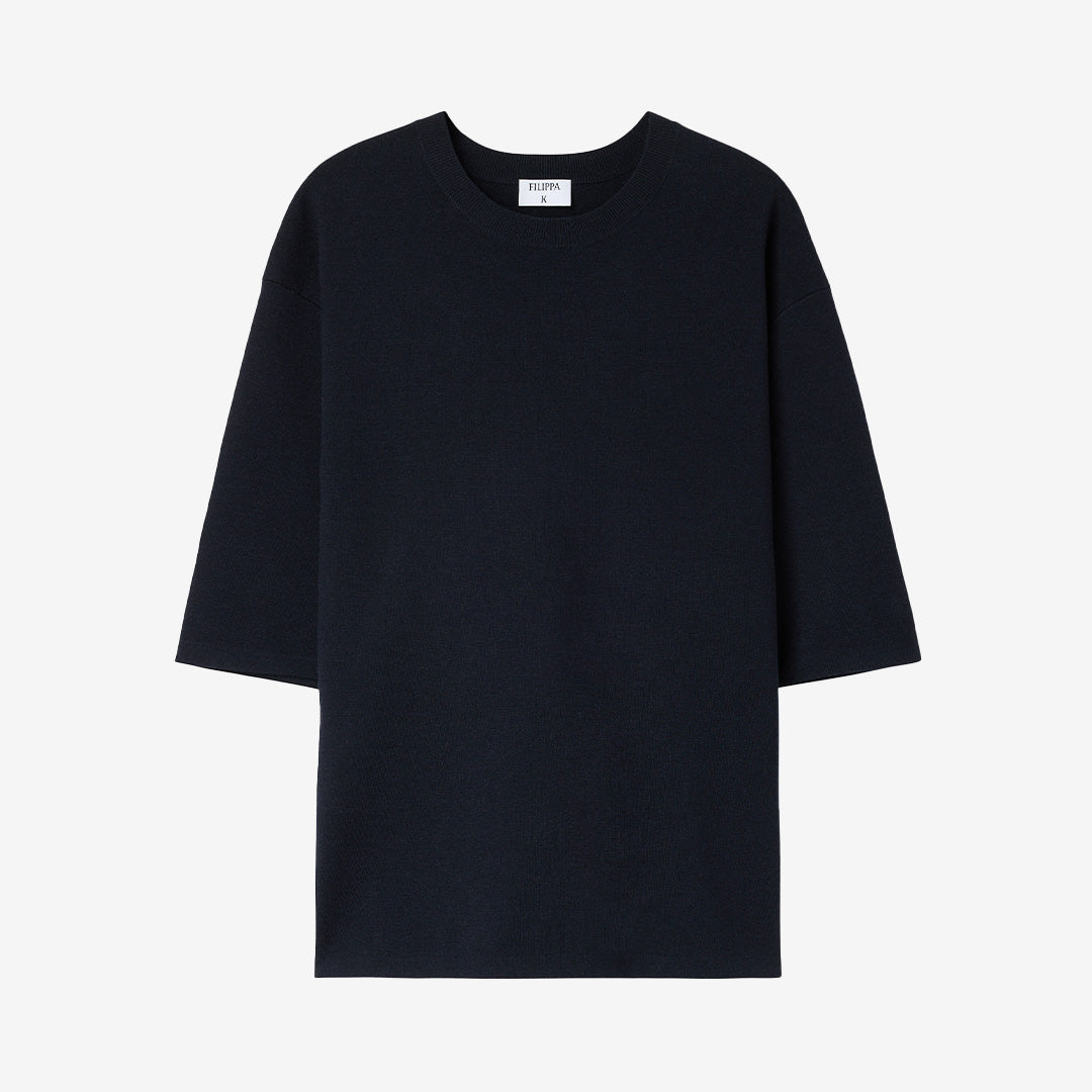 Milano Knit T-shirt i marinblå färg med ränder, stickad T-shirt i Ecovero-blandning med rund hals och sidoslitsar.