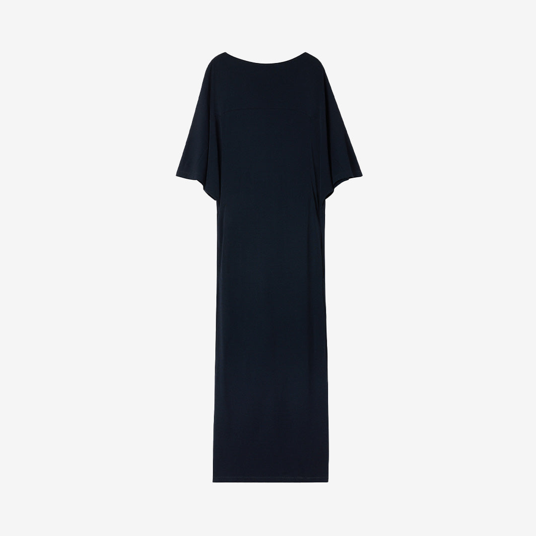 Crépe Jersey Batwing Dress i marinblå färg, klänning i viskos med båtringning, fladdermusärm och sidfickor.