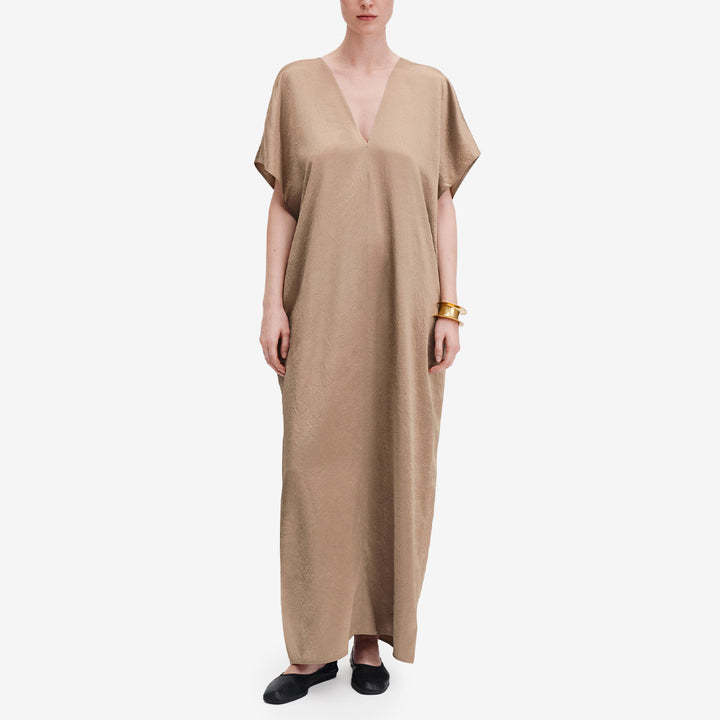 Filippa K V-Neck Crinkle Kaftan 8934 Dark Taupe 32242 i 100% Naia™-acetat